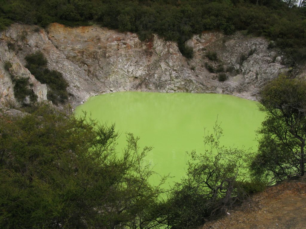 Lac coloré par un composé d'arsenic